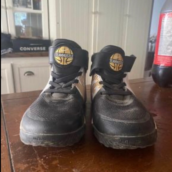 Nike Velcro shoes w size 1 only worn once or twice - Picture 2 of 3